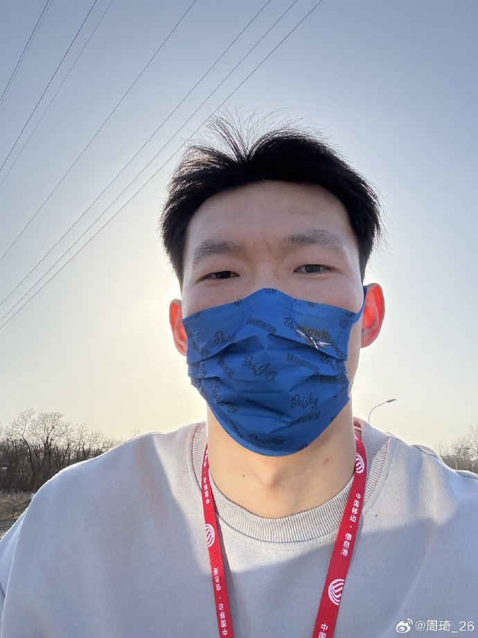 悠閑！周琦騎京牌電動(dòng)車出行：太陽出來了 開京牌兜兜風(fēng)！