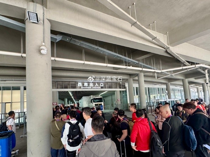 盛況空前！記者曬照：距離中澳之戰(zhàn)還有三小時(shí)，現(xiàn)場記者已超百名