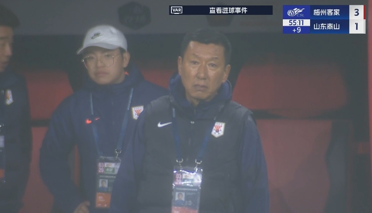 半場1-3落后遞補(bǔ)隊！場邊的崔康熙表情焦急