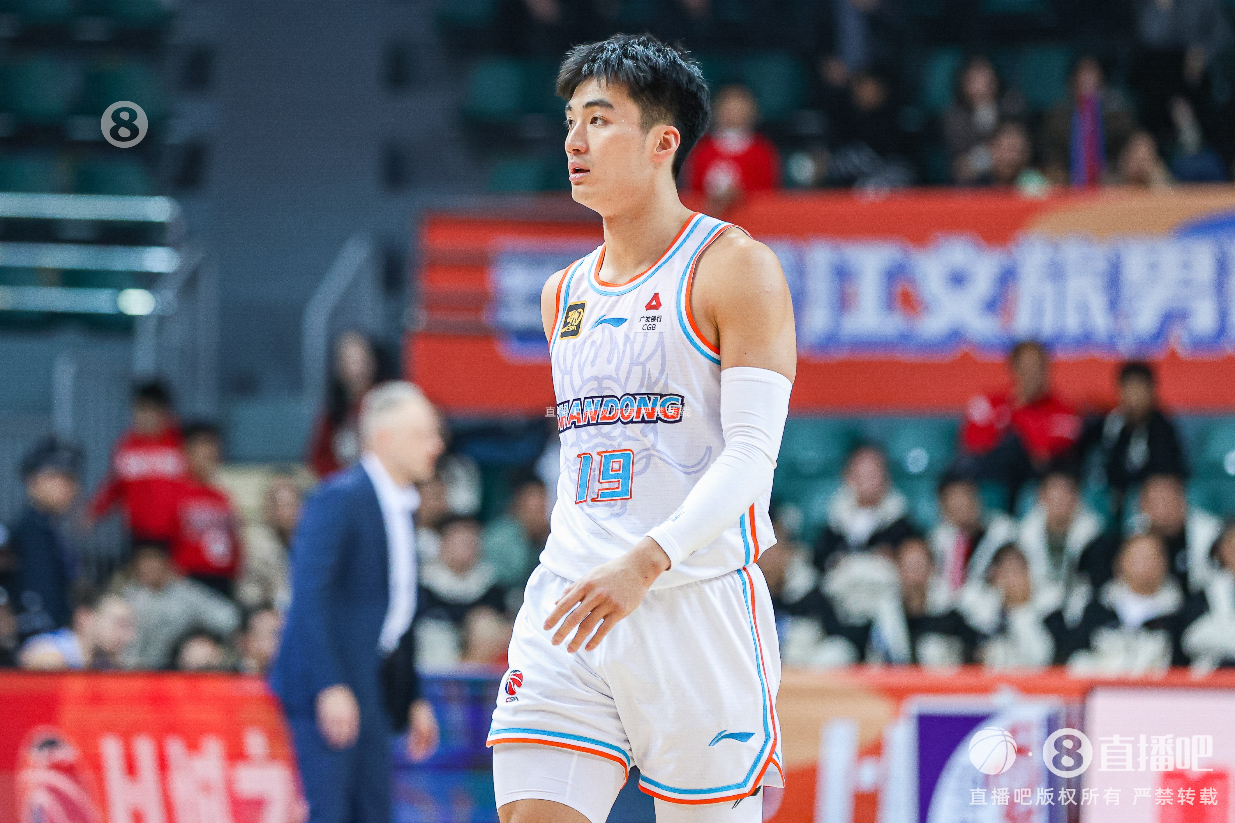 今天效率奇高！于德豪上半場11分鐘7投5中砍下全隊(duì)最高的12分